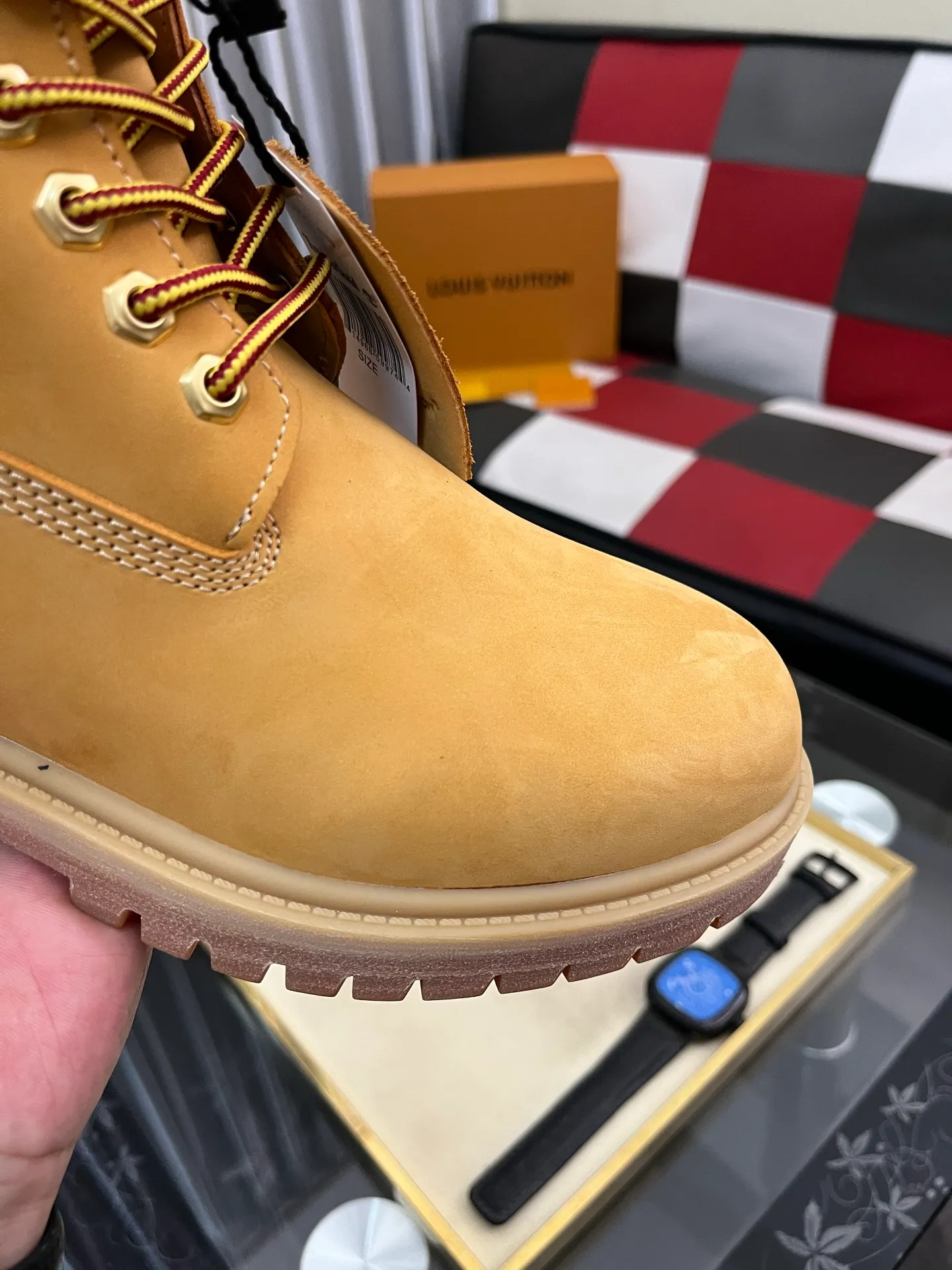 Ex-factory price: 458⌚️⌚️LV x Timberland Timberland joint model Presbyopia Embossed Rhubarb Boots Ankle Boots Short Boots LV x Timberland ankle boots are made of Monogram embossed waterproof nubuck cow leather, relying on the brand's exquisite craftsmanship to carefully reshape the classic Timberland 6-inch boot shape in Italy, with an eye-catching American workwear style. Created by Pharrell Williams 2025 autumn and winter menswear show. Monogram embossed tongue, original Timberland laces and outsole are exquisite details, and the leather label expresses the cooperation logo. Exquisite packaging at the delivery counter🛍📦 ▪️Material: Original customized imported first-layer cowhide ▪️Inner lining: Original customized leather lining/mesh lining ▪️Outsole: Original molded rubber material ▪️Sole thickness: 3.5CM ▪️Size: 38-44